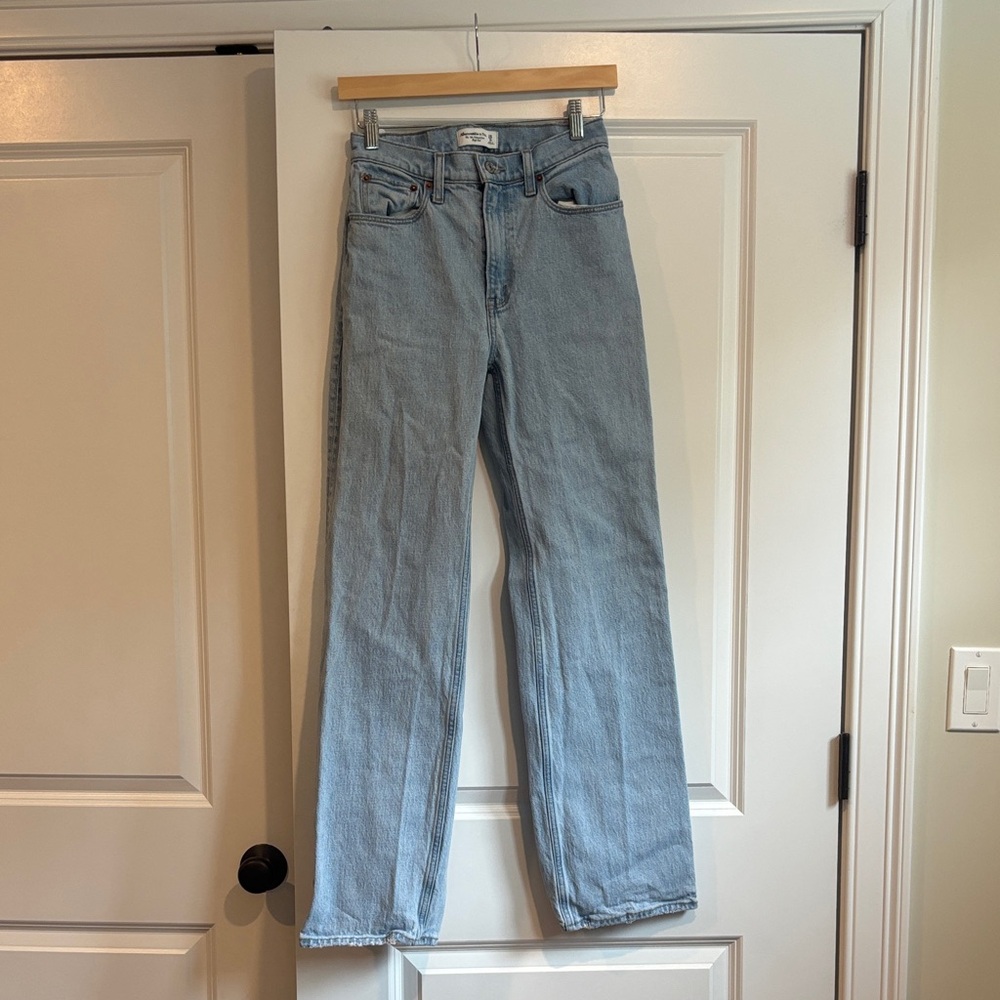 Abercrombie and Fitch the 90’s Relaxed Jean High Rise